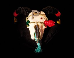 o.T. aus „Soft Skulls”, 2010, Mufflonschädel, diverse Materialien